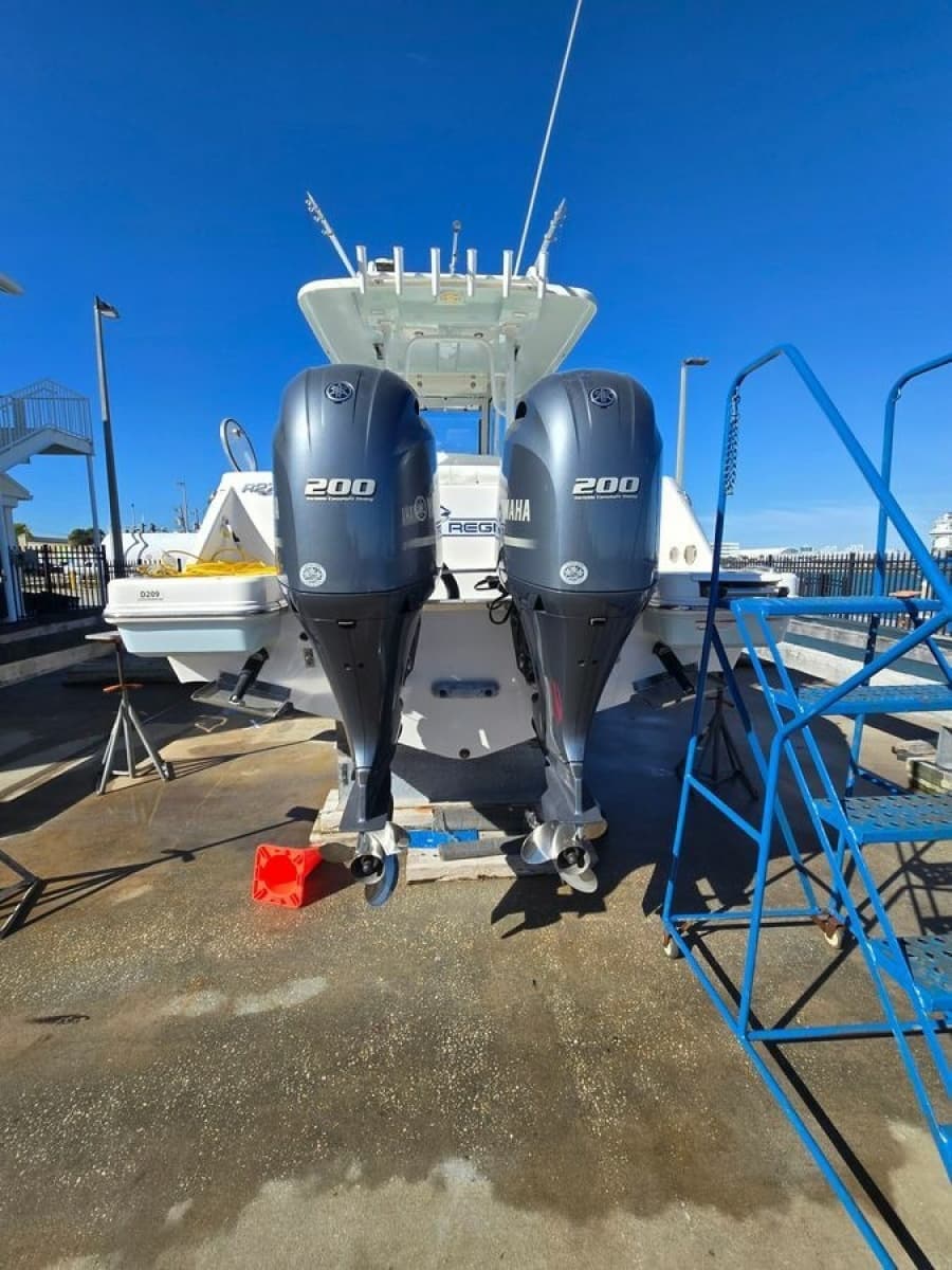 2022 Robalo R272