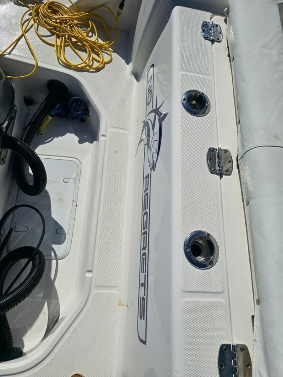 2022 Robalo R272