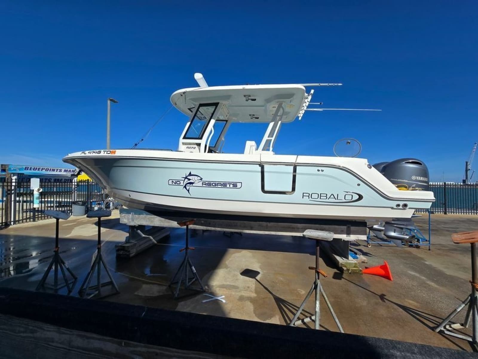 2022 Robalo R272