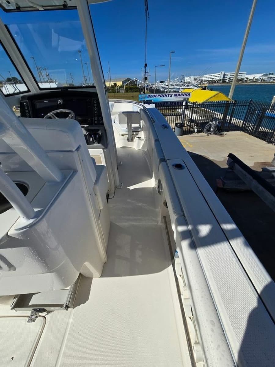 2022 Robalo R272