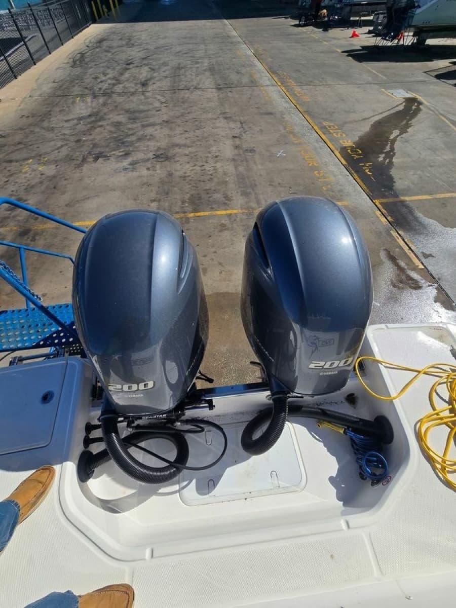2022 Robalo R272