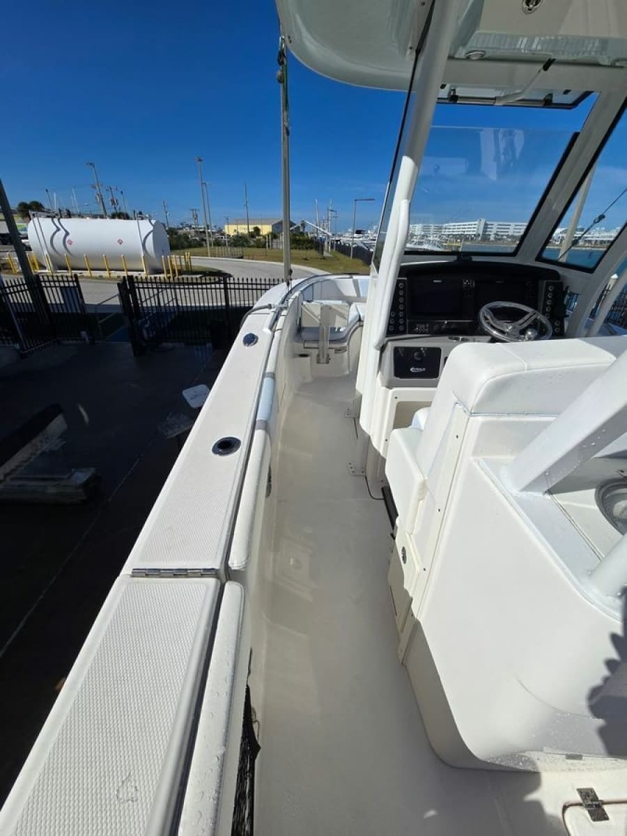 2022 Robalo R272