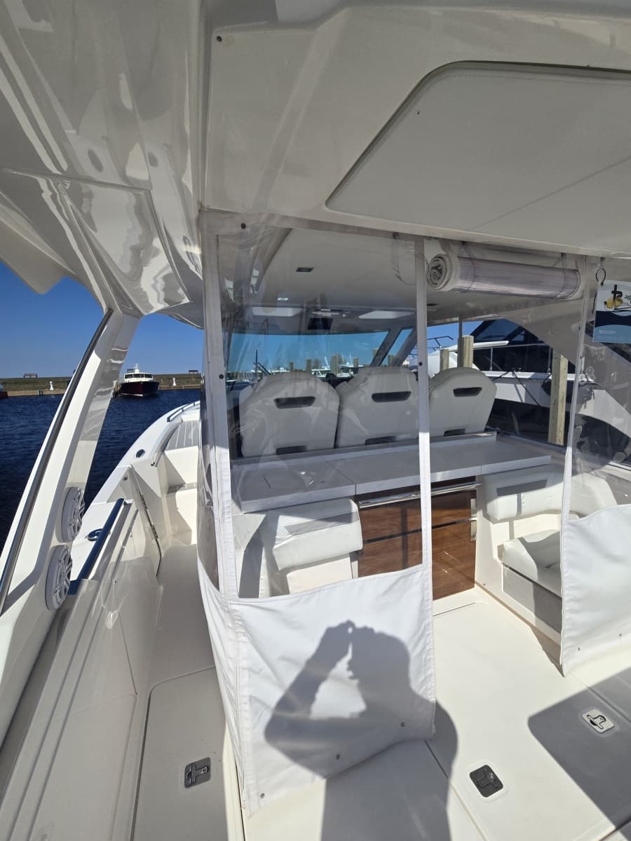 2024 Tiara Yachts 38 LS