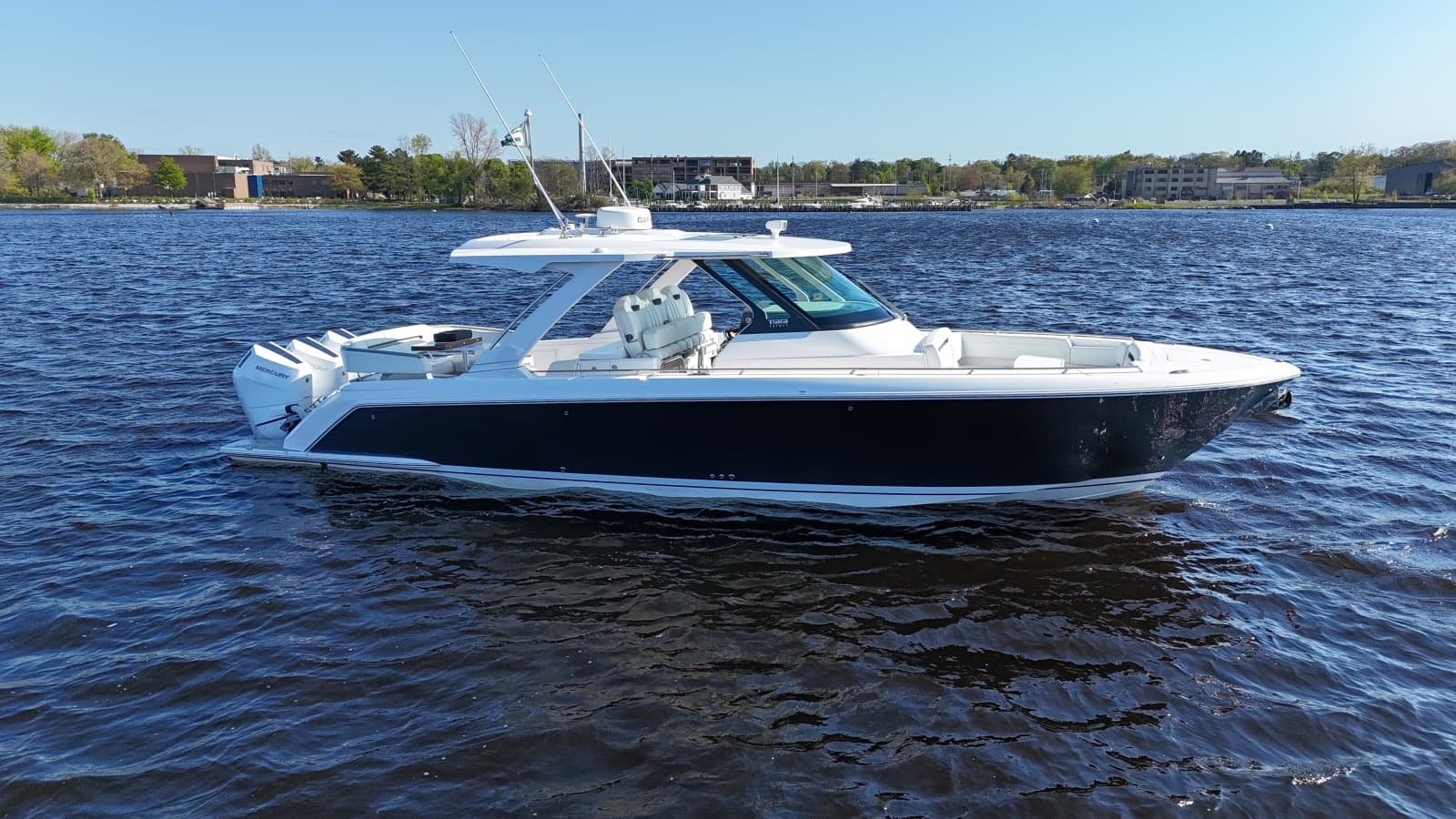 2024 Tiara Yachts 38 LS