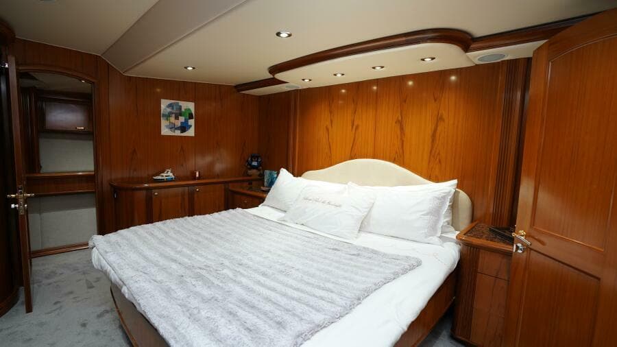 2005 Sea Force IX Enclosed Flybridge