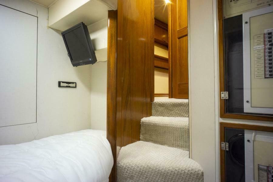 2005 Sea Force IX Enclosed Flybridge