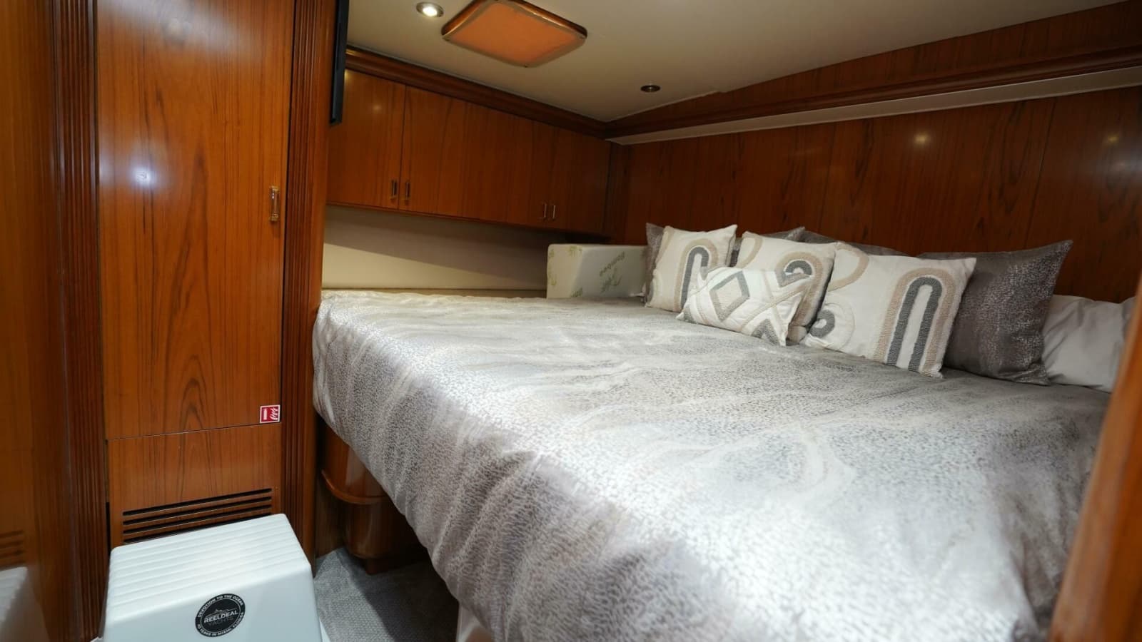 2005 Sea Force IX Enclosed Flybridge