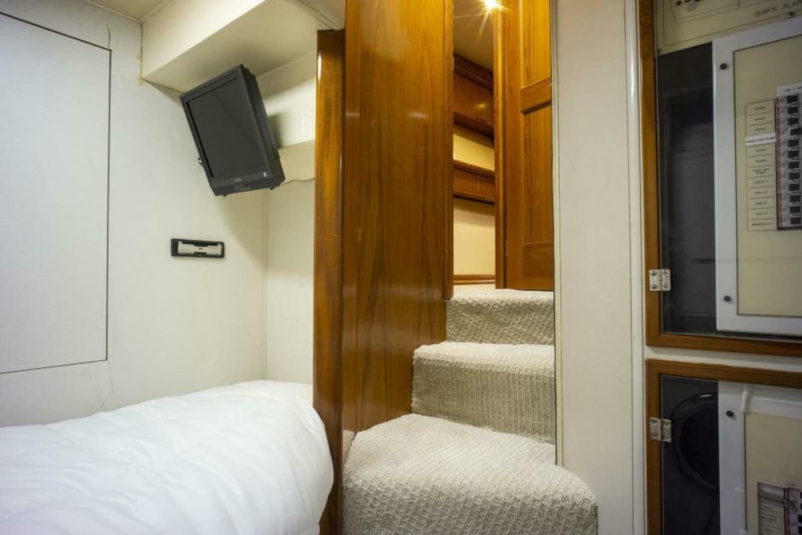 2005 Sea Force IX Enclosed Flybridge