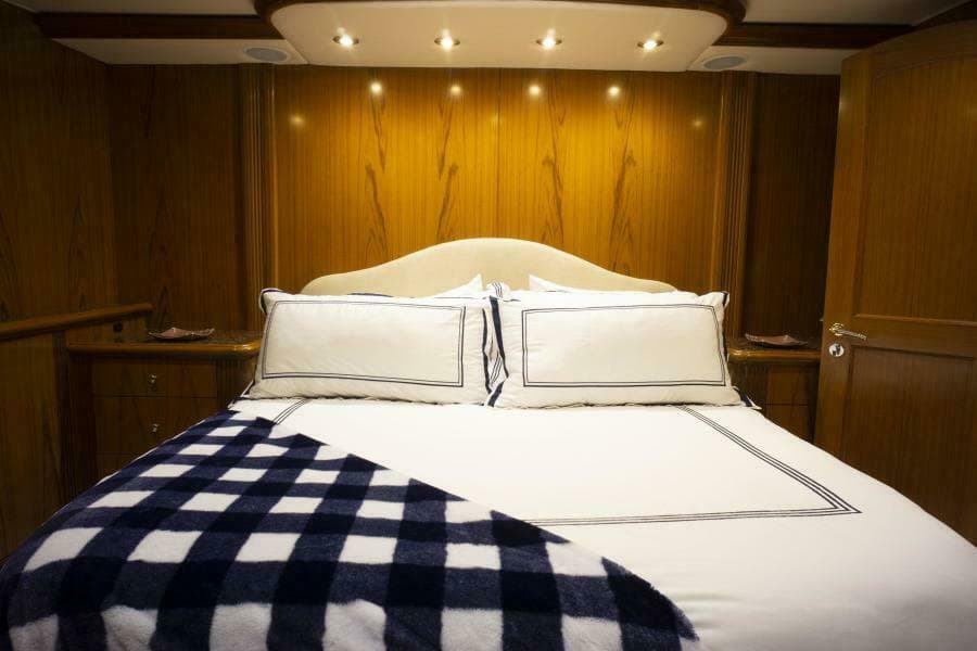 2005 Sea Force IX Enclosed Flybridge