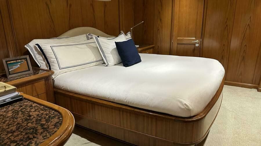 2005 Sea Force IX Enclosed Flybridge