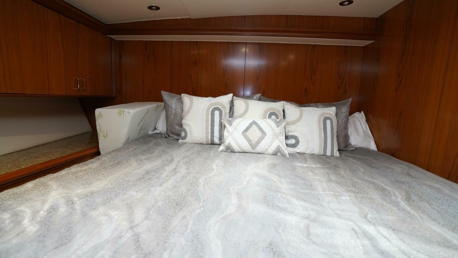 2005 Sea Force IX Enclosed Flybridge
