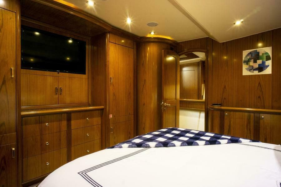 2005 Sea Force IX Enclosed Flybridge