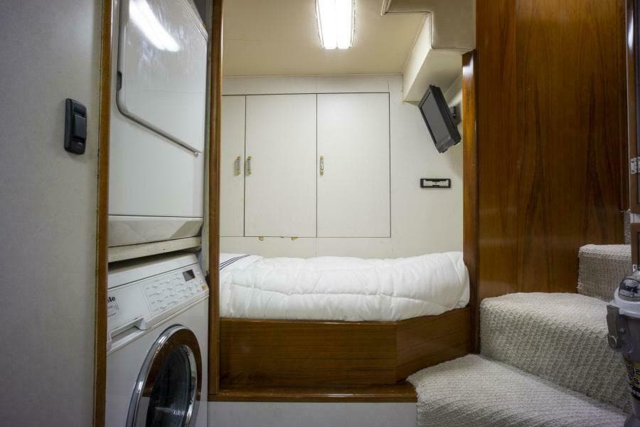 2005 Sea Force IX Enclosed Flybridge