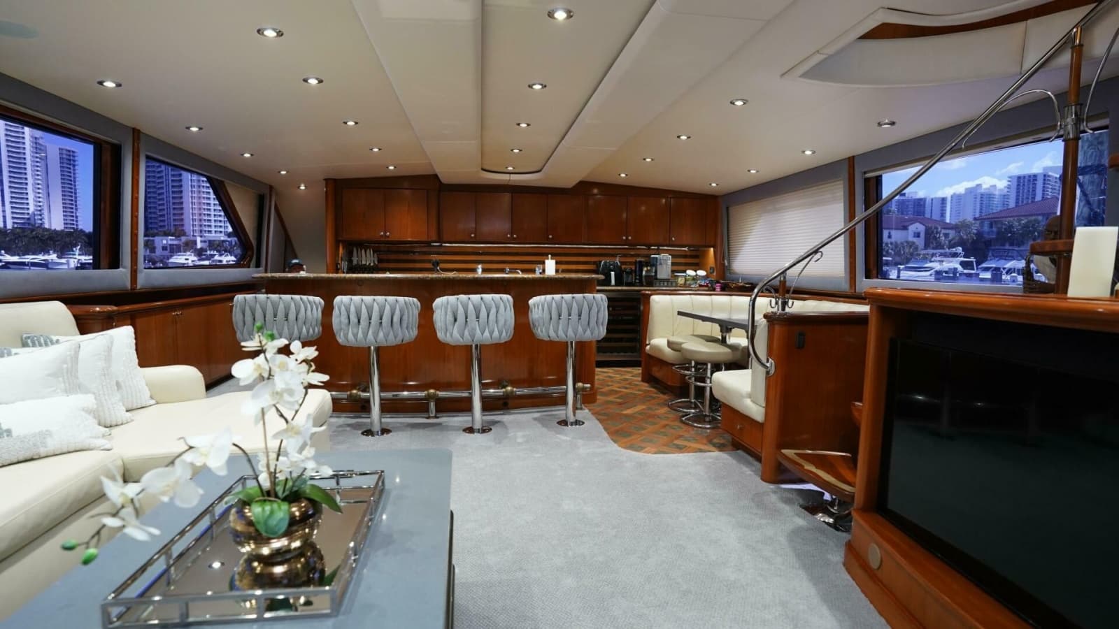 2005 Sea Force IX Enclosed Flybridge