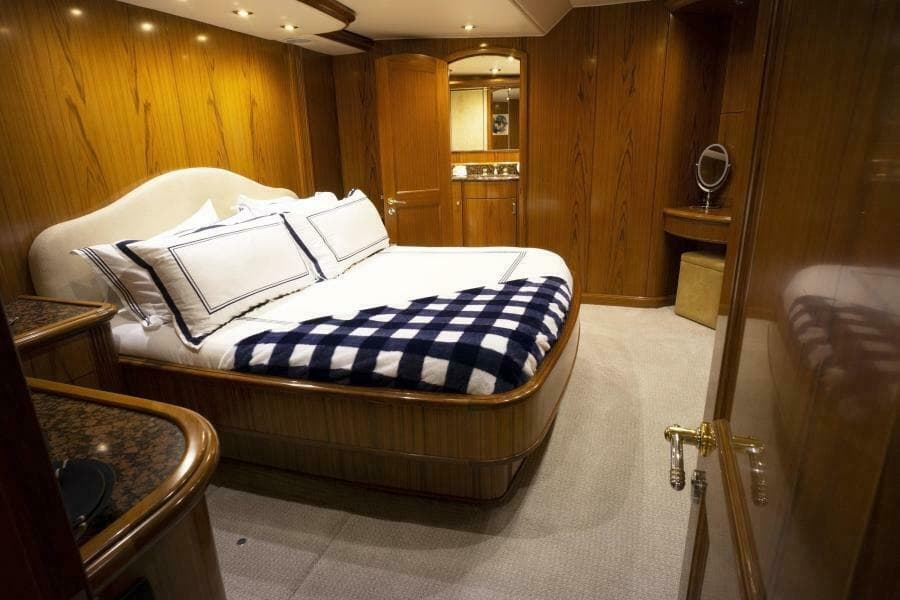 2005 Sea Force IX Enclosed Flybridge