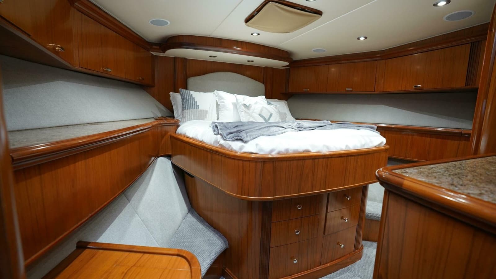 2005 Sea Force IX Enclosed Flybridge