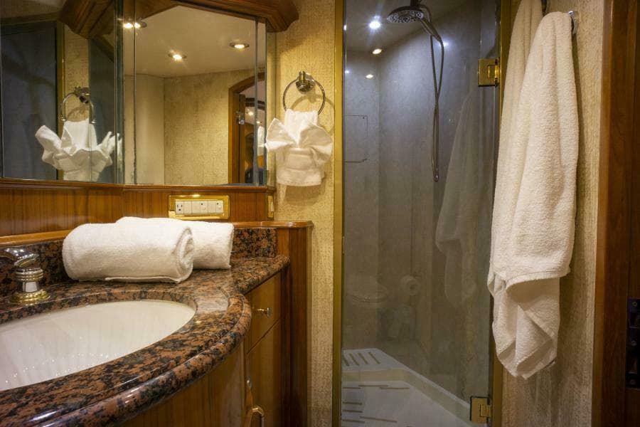 2005 Sea Force IX Enclosed Flybridge