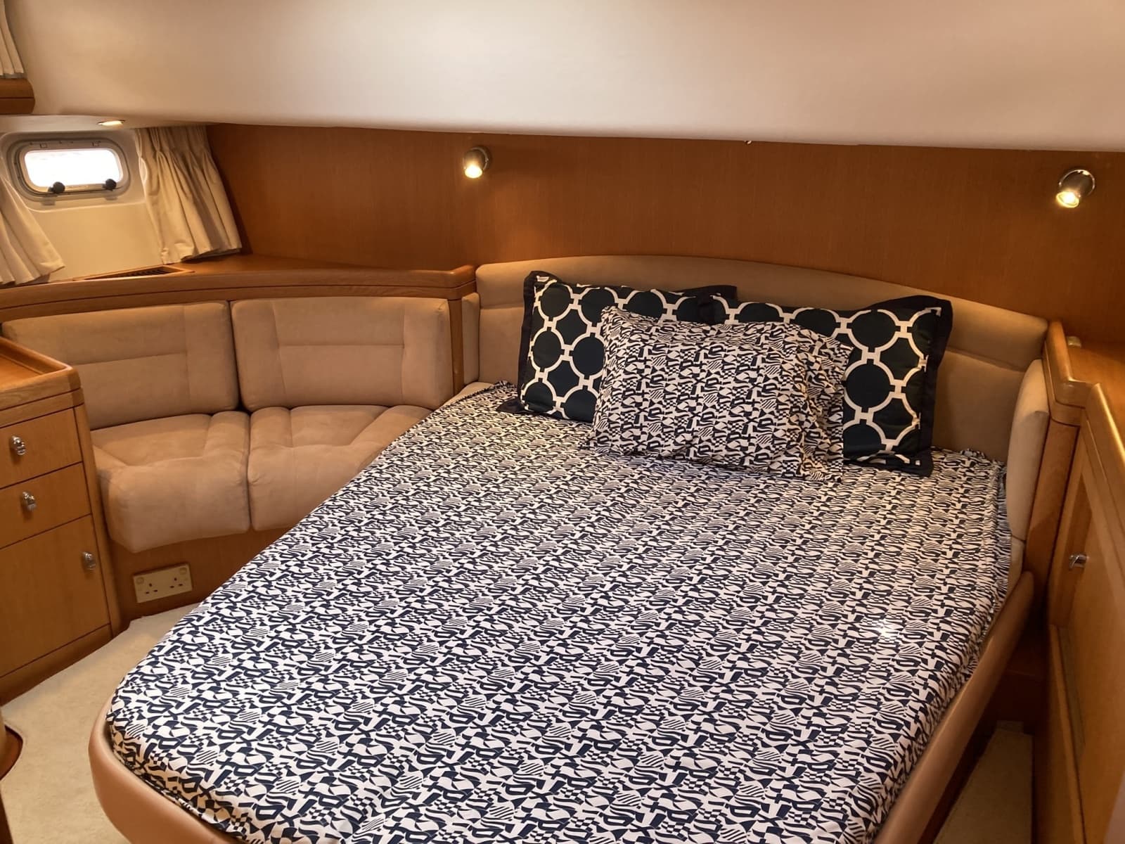 2008 Oyster 56 Deck Saloon