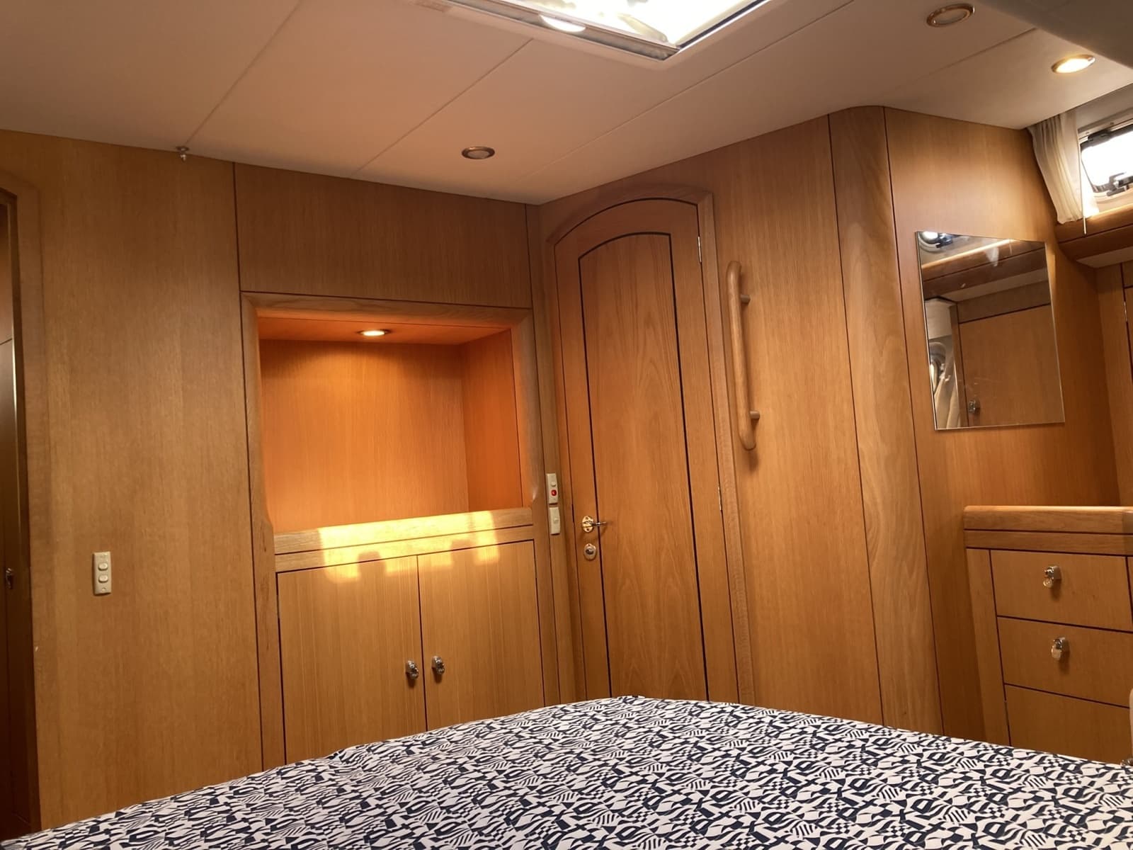 2008 Oyster 56 Deck Saloon