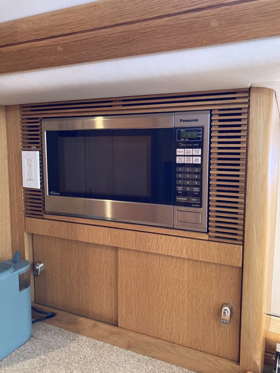 2008 Oyster 56 Deck Saloon