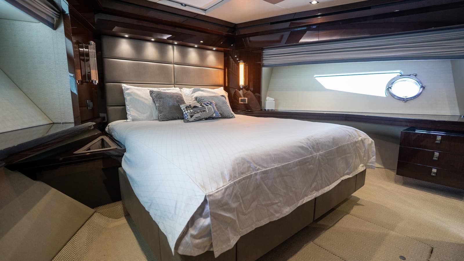 2017 Sunseeker 86 Yacht
