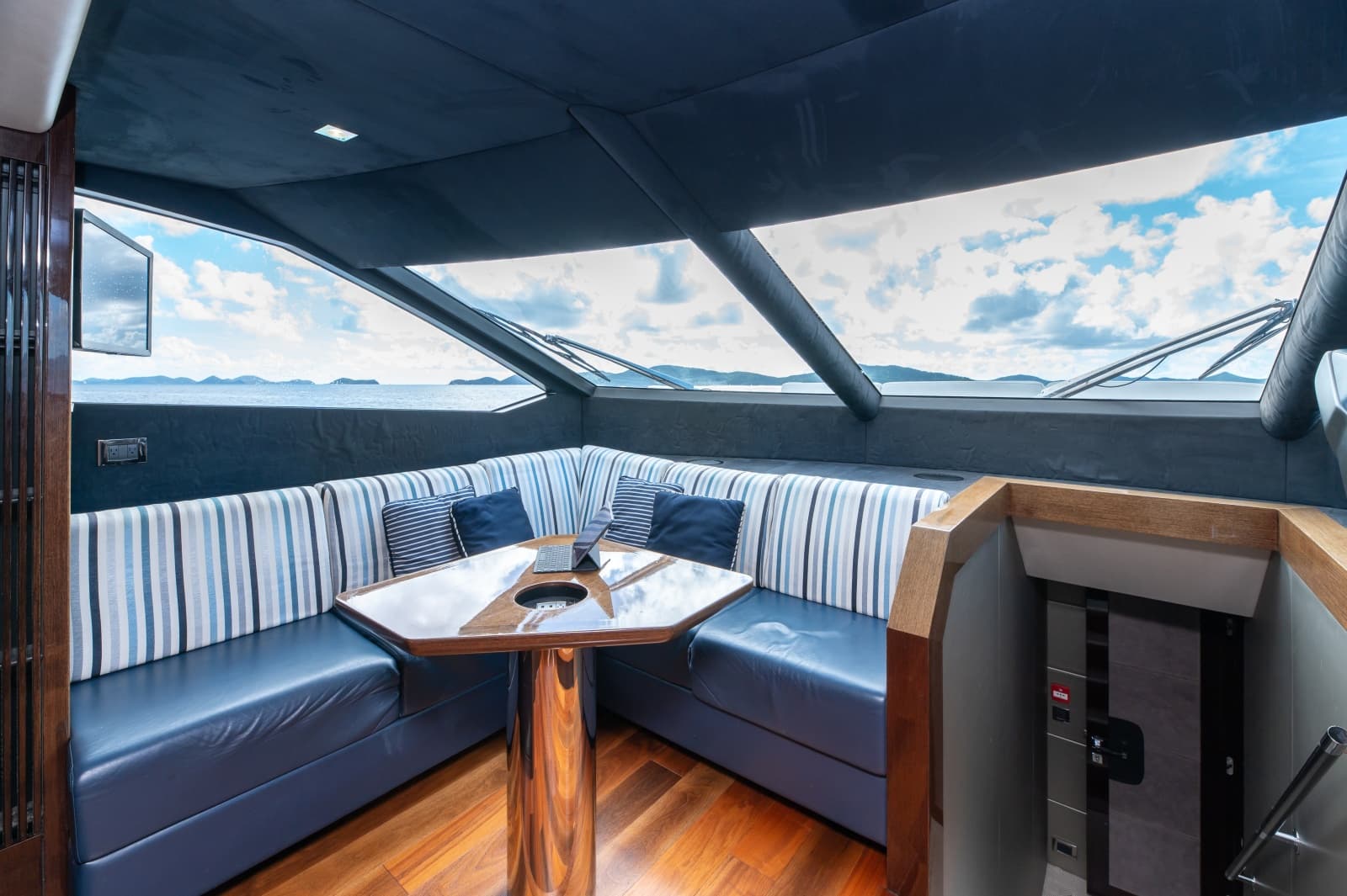 2017 Sunseeker 86 Yacht