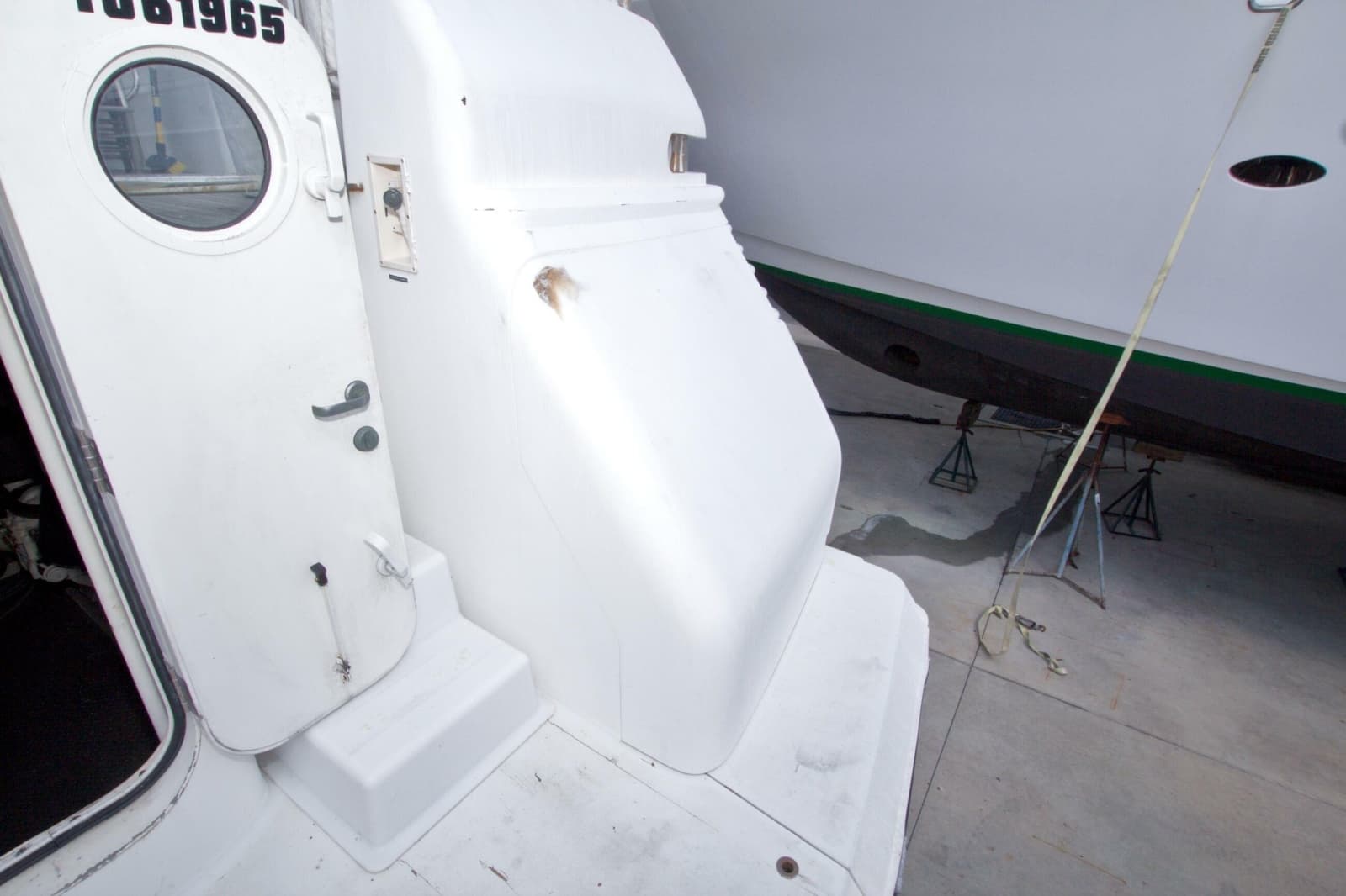 1998 Lazzara Yachts 76 Skylounge Grand Salon