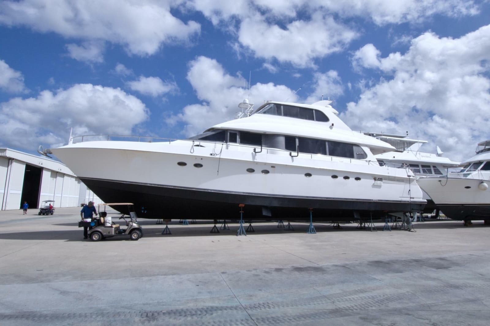 1998 Lazzara Yachts 76 Skylounge Grand Salon