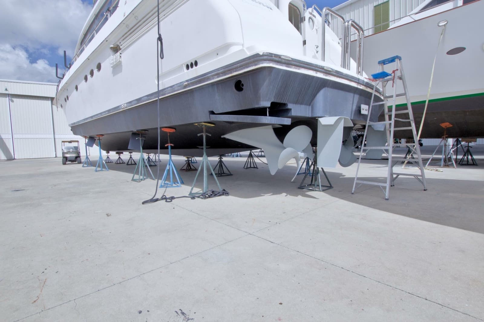 1998 Lazzara Yachts 76 Skylounge Grand Salon