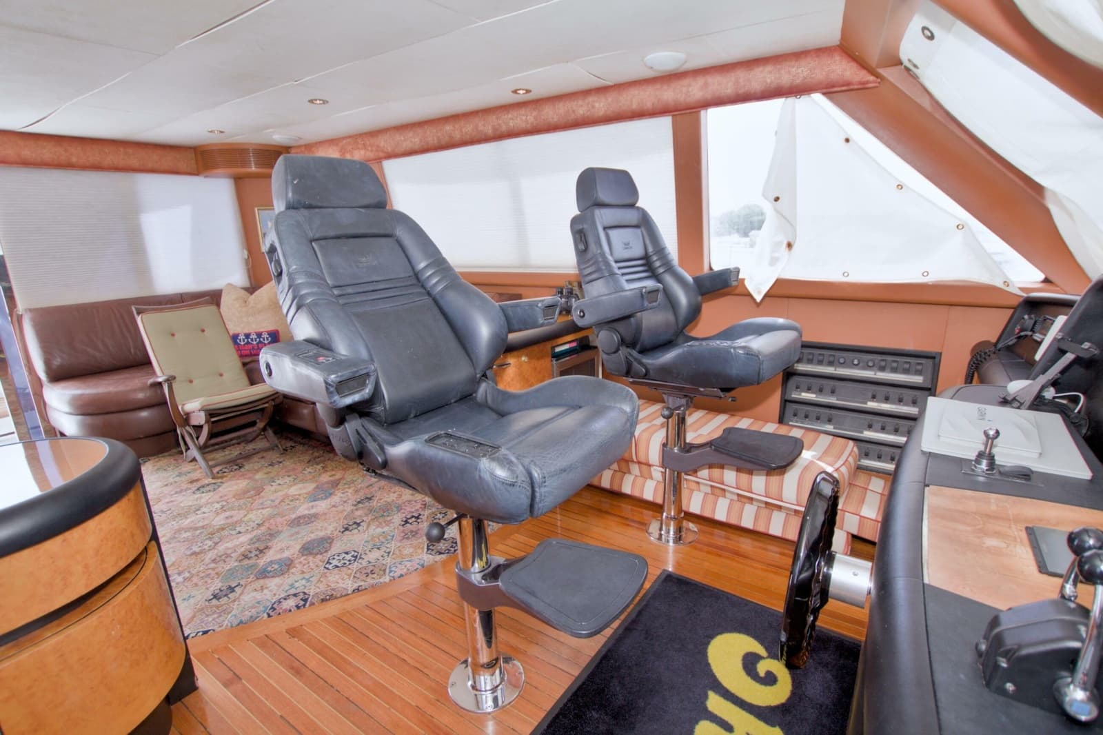 1998 Lazzara Yachts 76 Skylounge Grand Salon