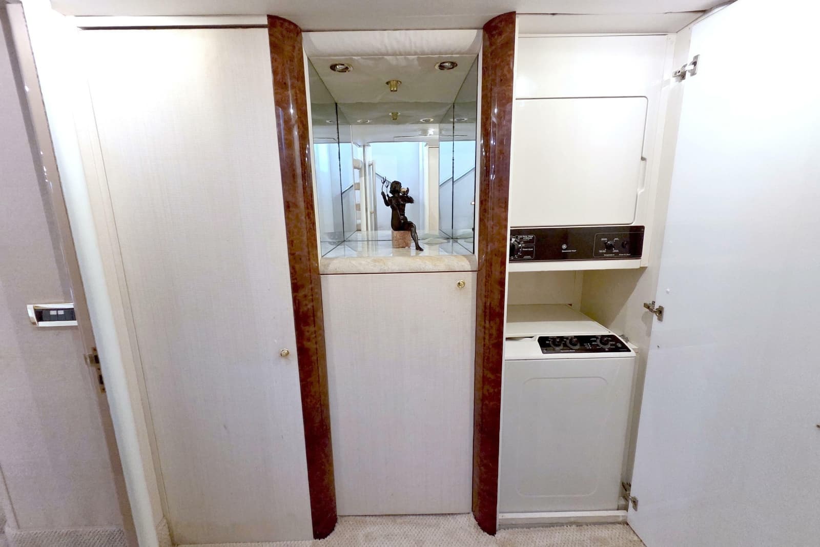 1998 Lazzara Yachts 76 Skylounge Grand Salon