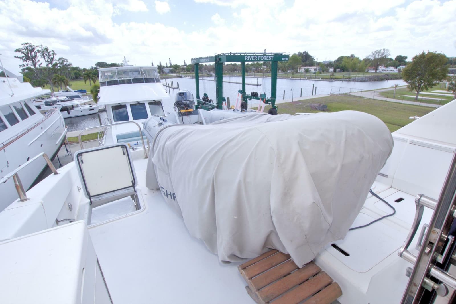 1998 Lazzara Yachts 76 Skylounge Grand Salon