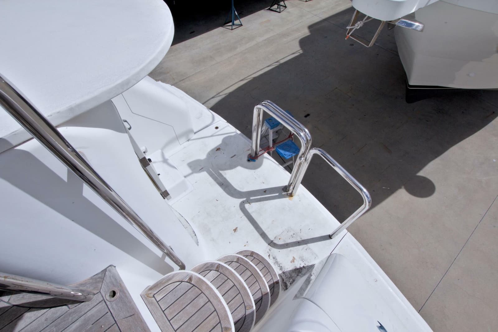 1998 Lazzara Yachts 76 Skylounge Grand Salon
