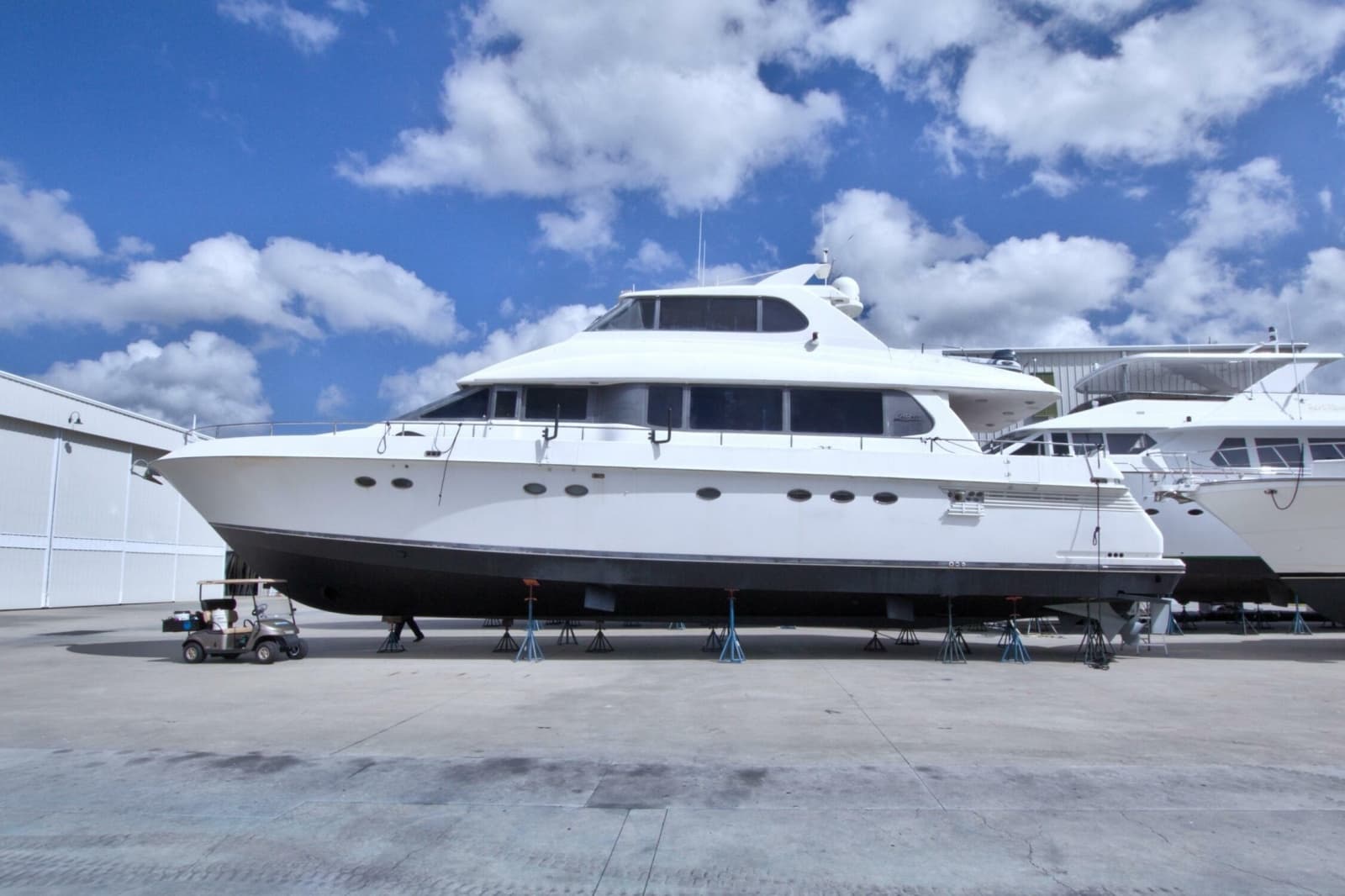 1998 Lazzara Yachts 76 Skylounge Grand Salon