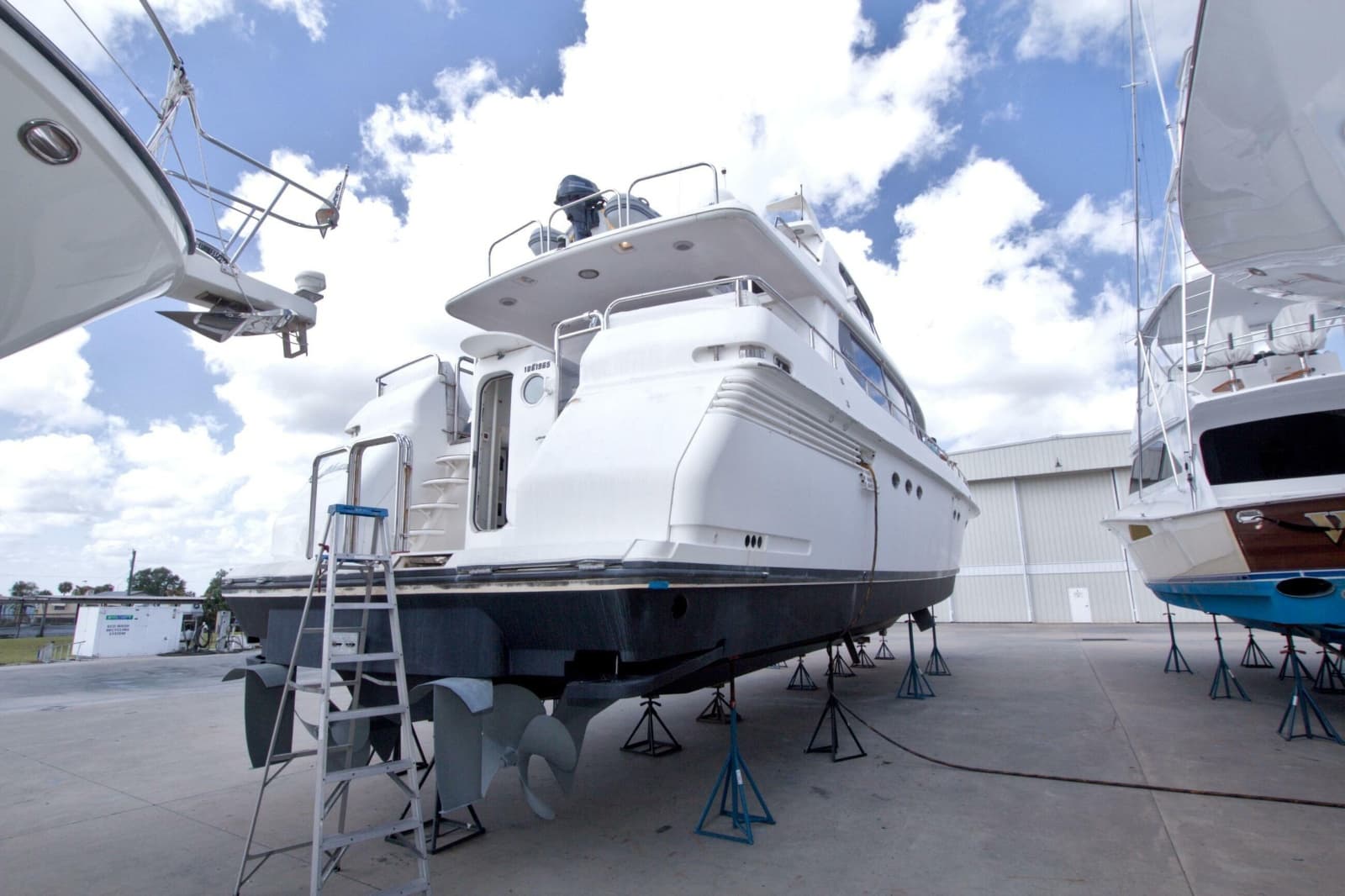 1998 Lazzara Yachts 76 Skylounge Grand Salon