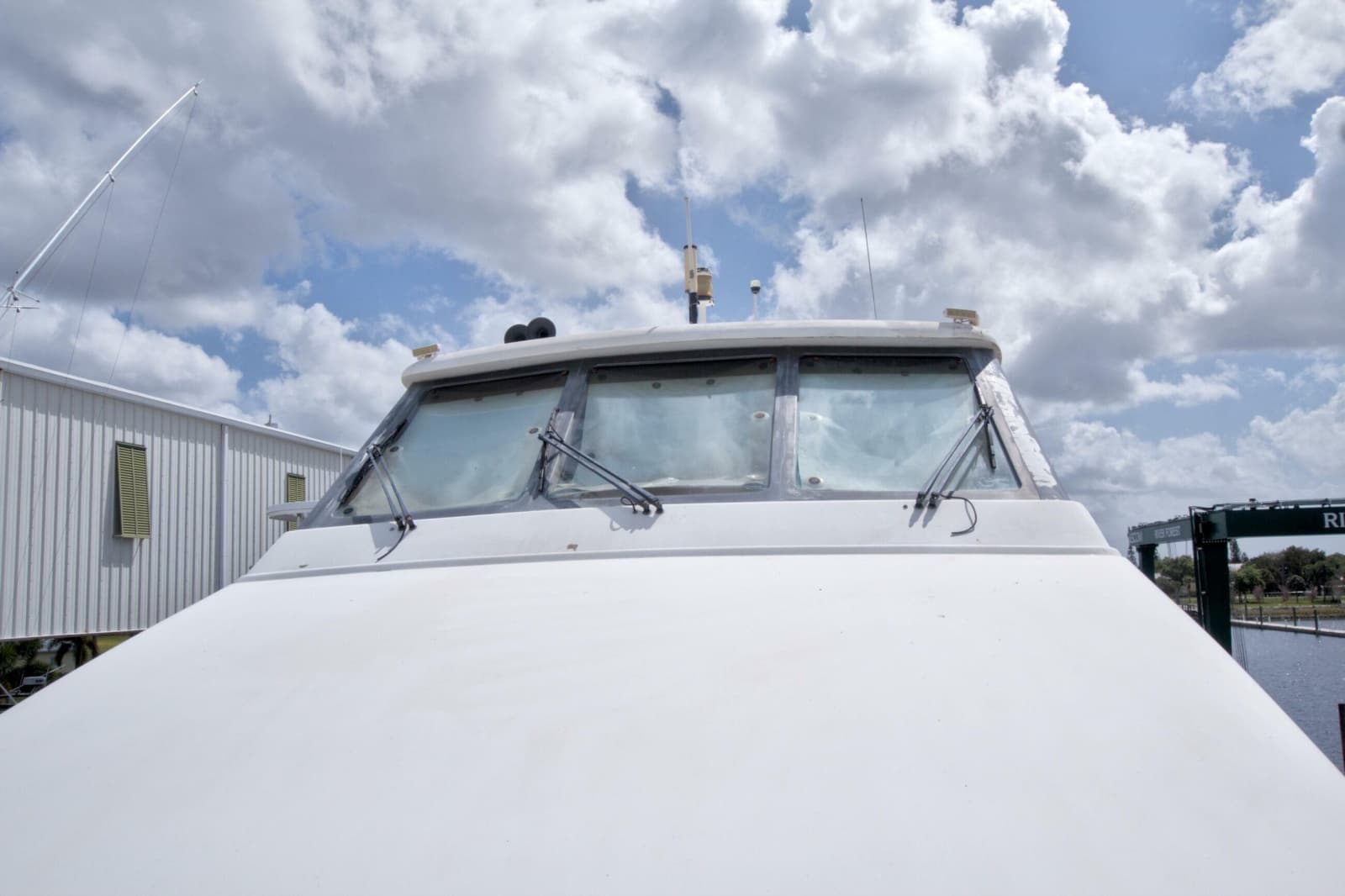 1998 Lazzara Yachts 76 Skylounge Grand Salon