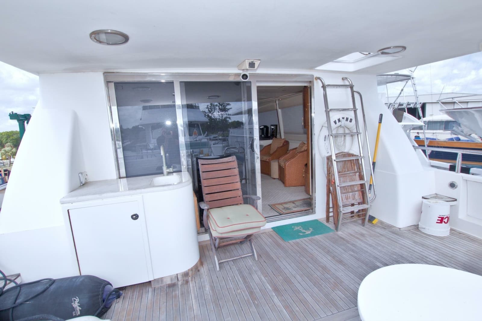 1998 Lazzara Yachts 76 Skylounge Grand Salon