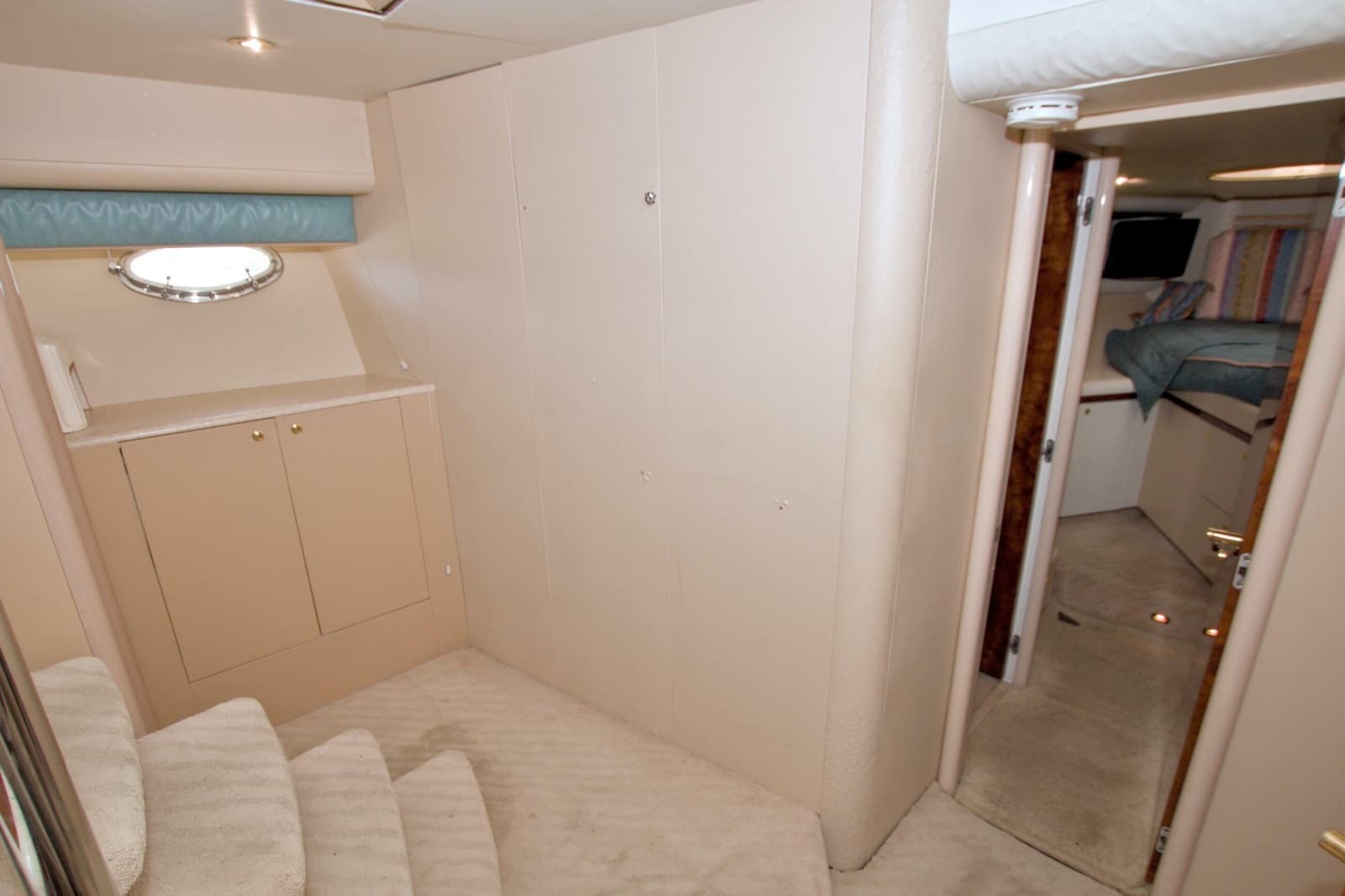 1998 Lazzara Yachts 76 Skylounge Grand Salon