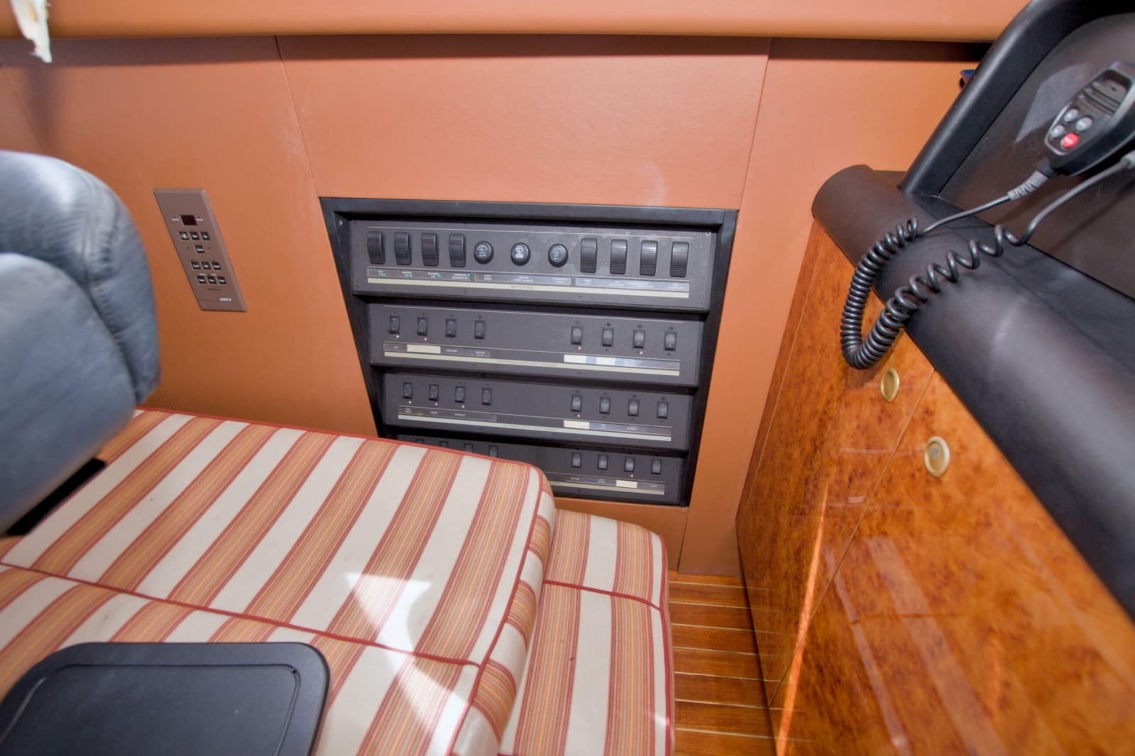 1998 Lazzara Yachts 76 Skylounge Grand Salon