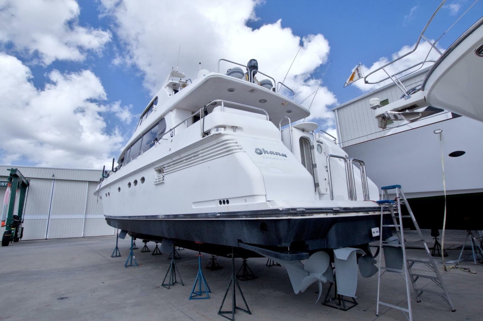 1998 Lazzara Yachts 76 Skylounge Grand Salon
