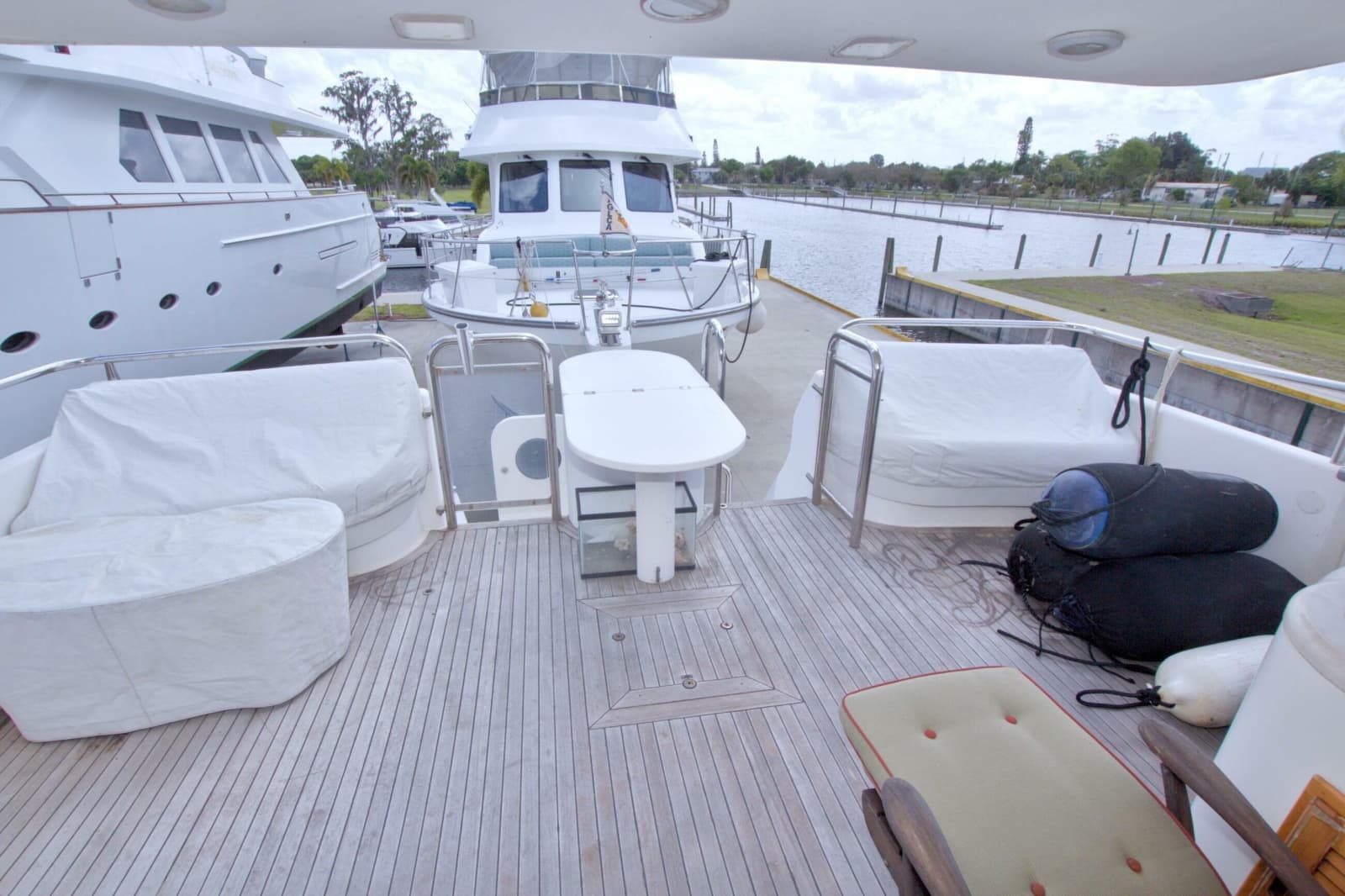1998 Lazzara Yachts 76 Skylounge Grand Salon