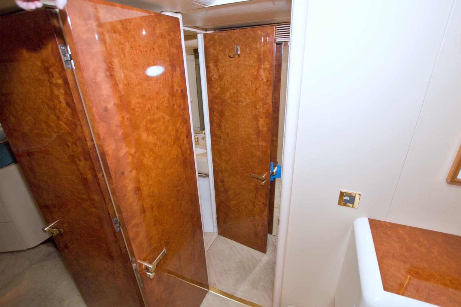 1998 Lazzara Yachts 76 Skylounge Grand Salon