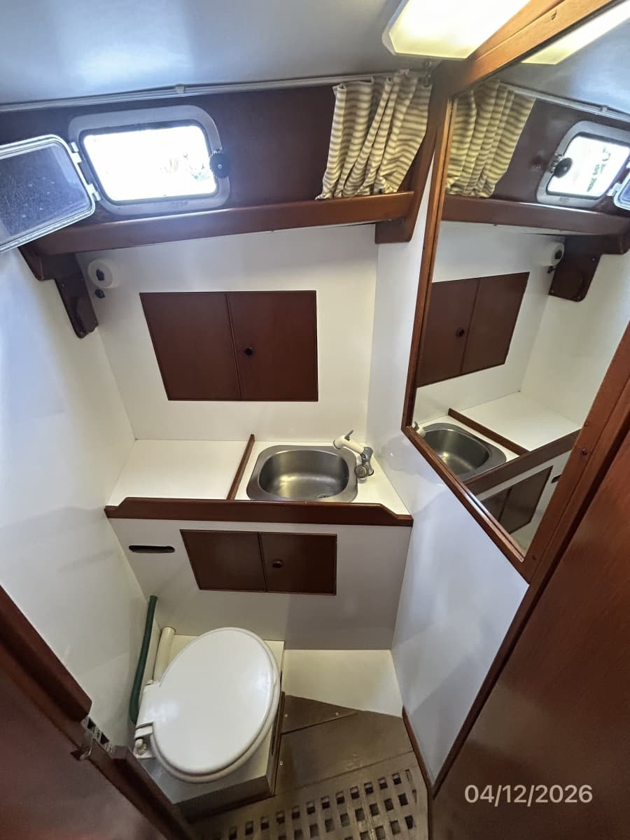 41' Rival guest stateroom head