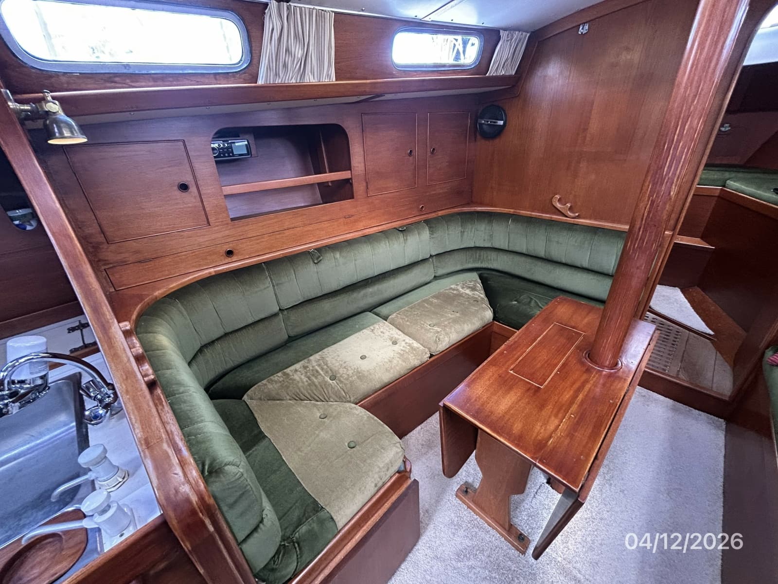 41' Rival salon port seating1
