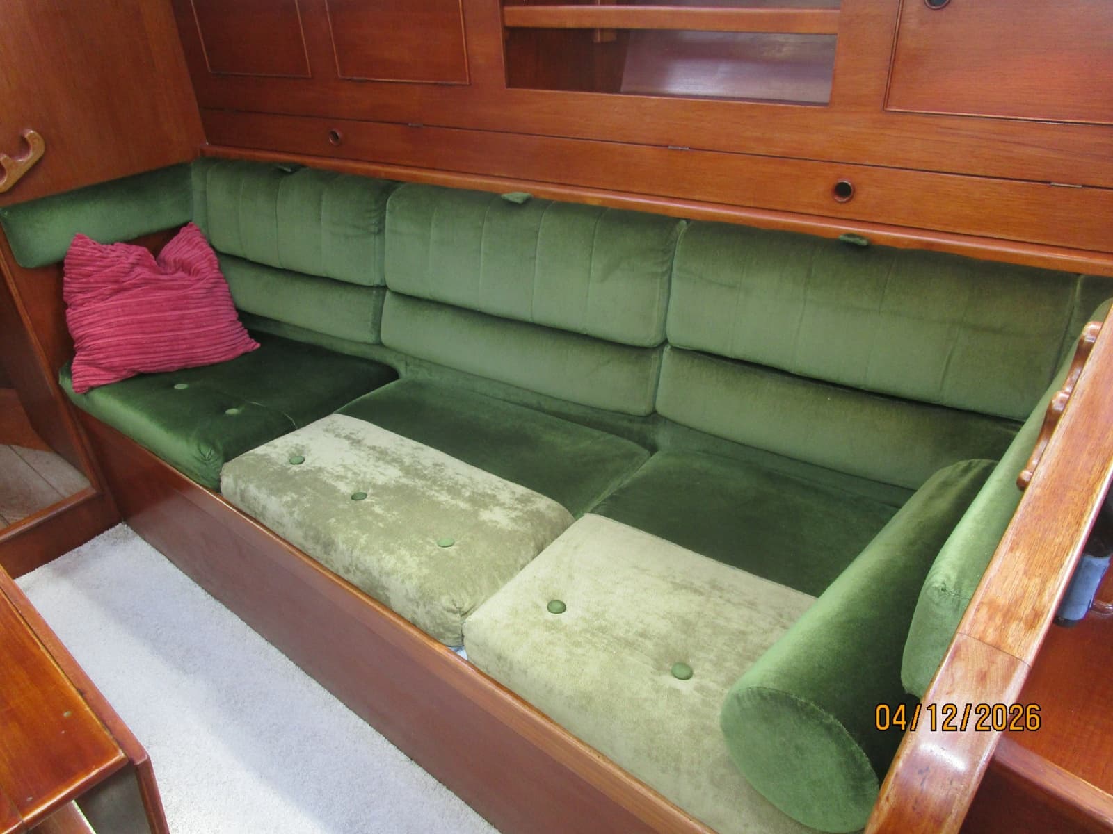 41' Rival salon starboard seating2