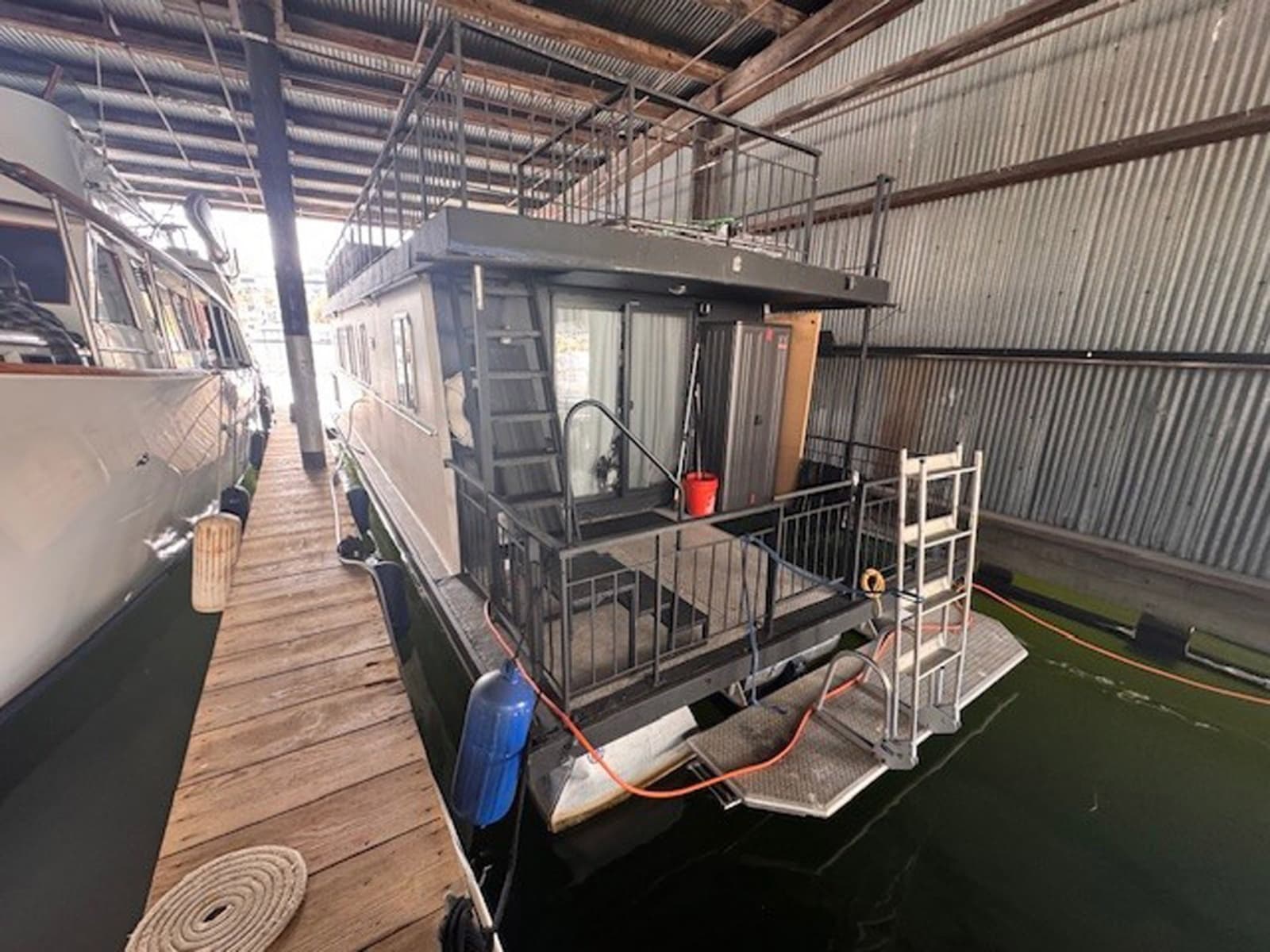 1985 Three Buoys Houseboat
