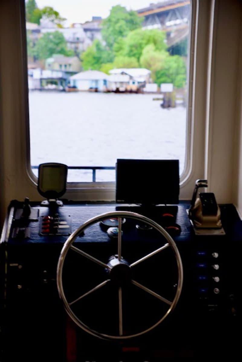 1985 Three Buoys Houseboat