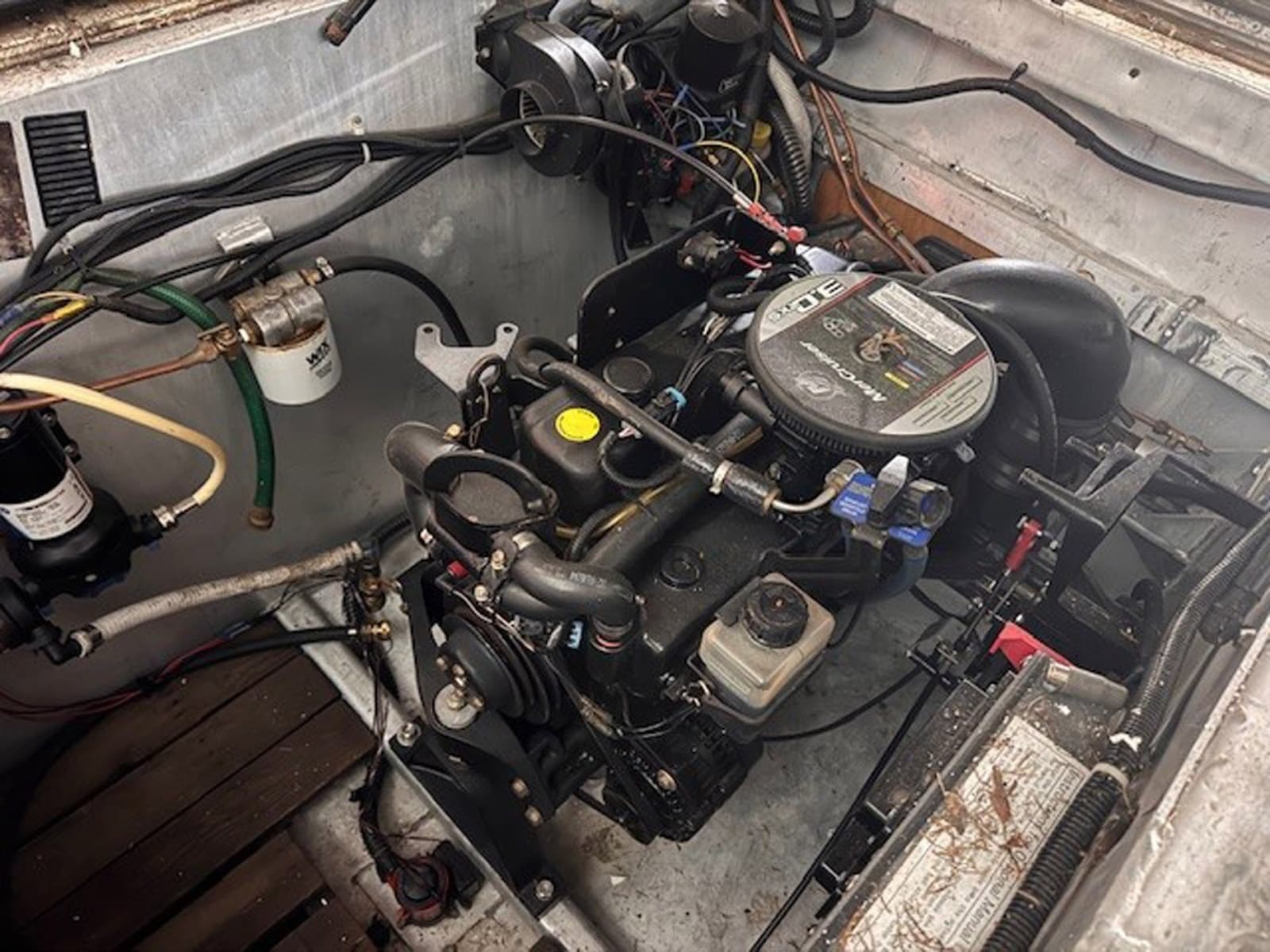 1985 Three Buoys Houseboat