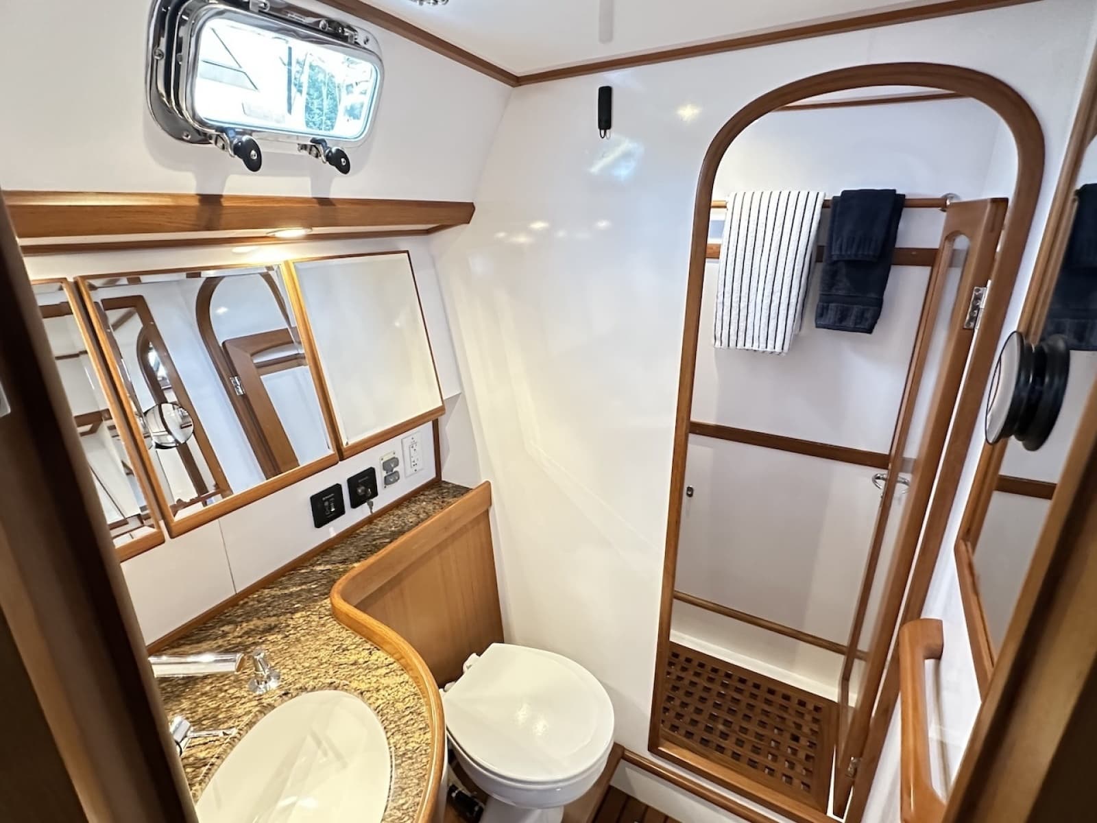 2012 Hylas 56