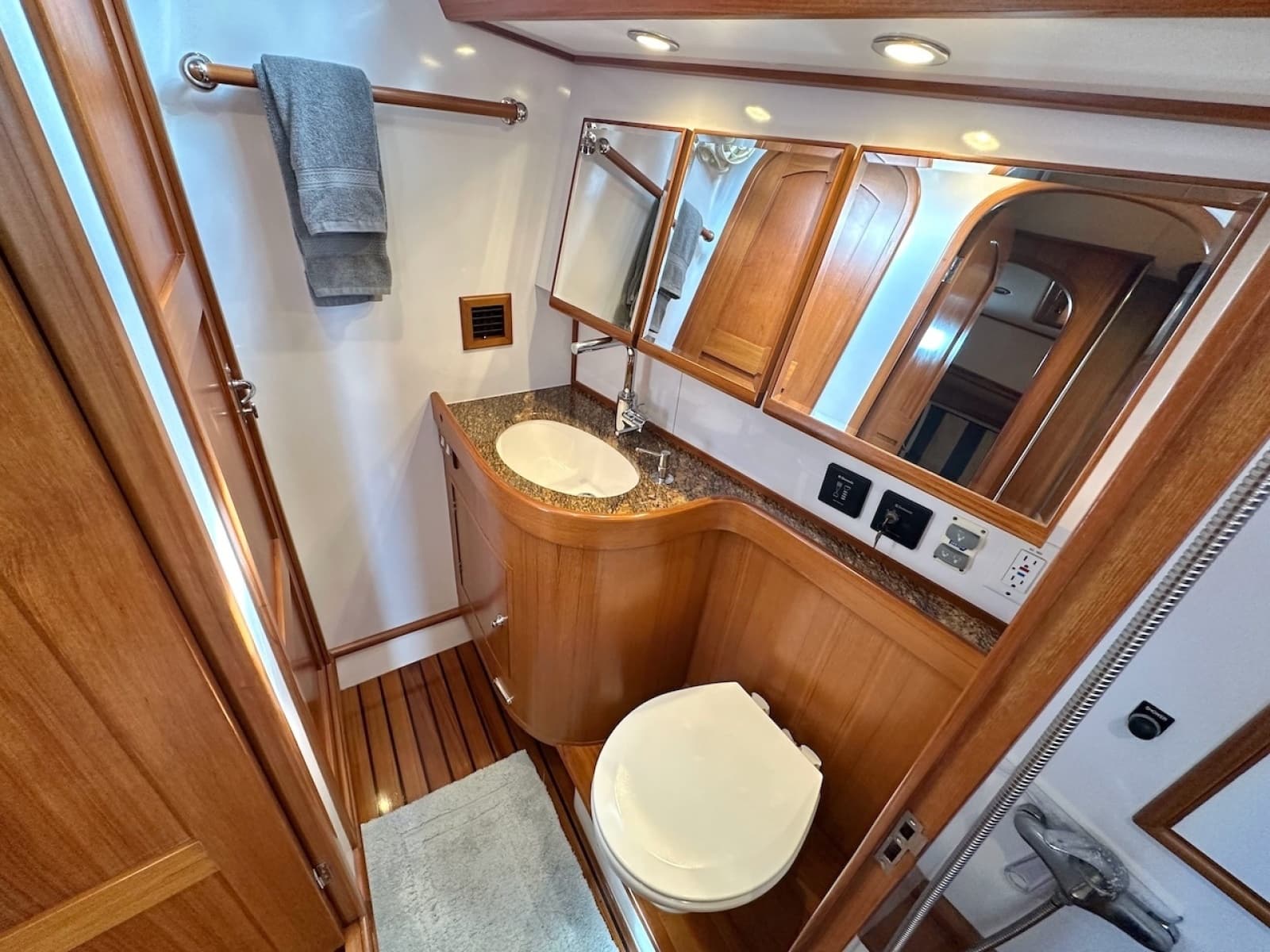 2012 Hylas 56